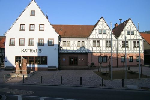 Mömlinger Adventsmarkt rund ums Rathaus